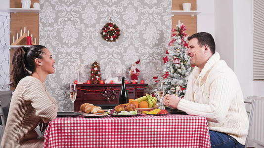 美丽的caucasians这对夫妇在圣诞晚餐上聊天视频的预览图