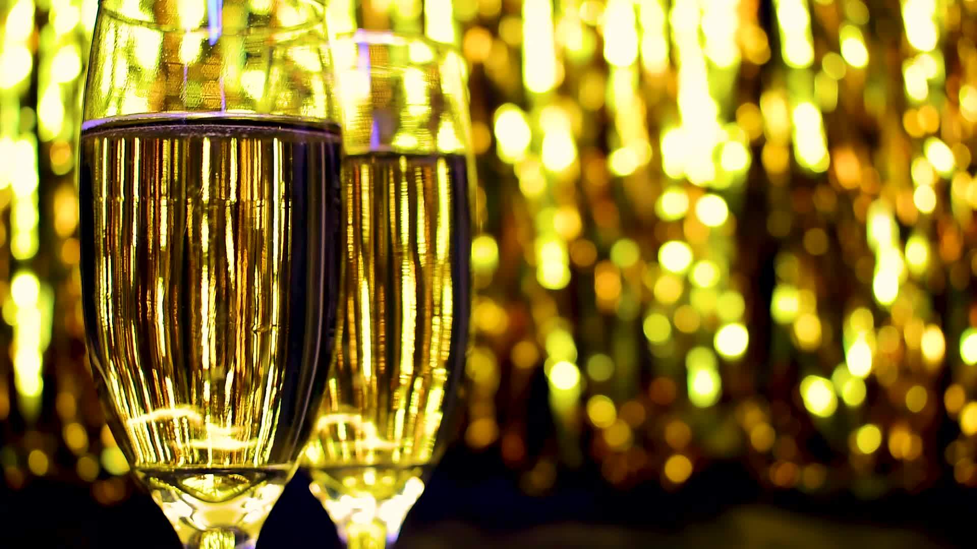 两个香槟杯有金色布底背景视频的预览图