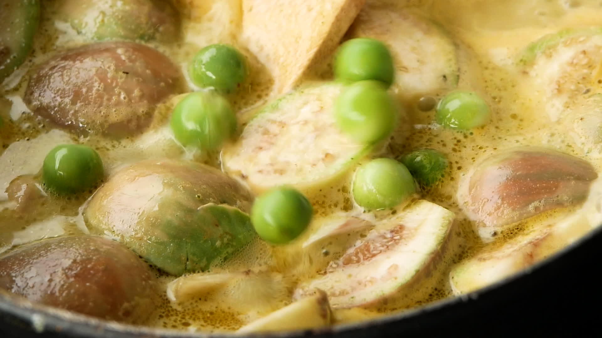 鸡肉、蔬菜和咖喱在锅里煮视频的预览图