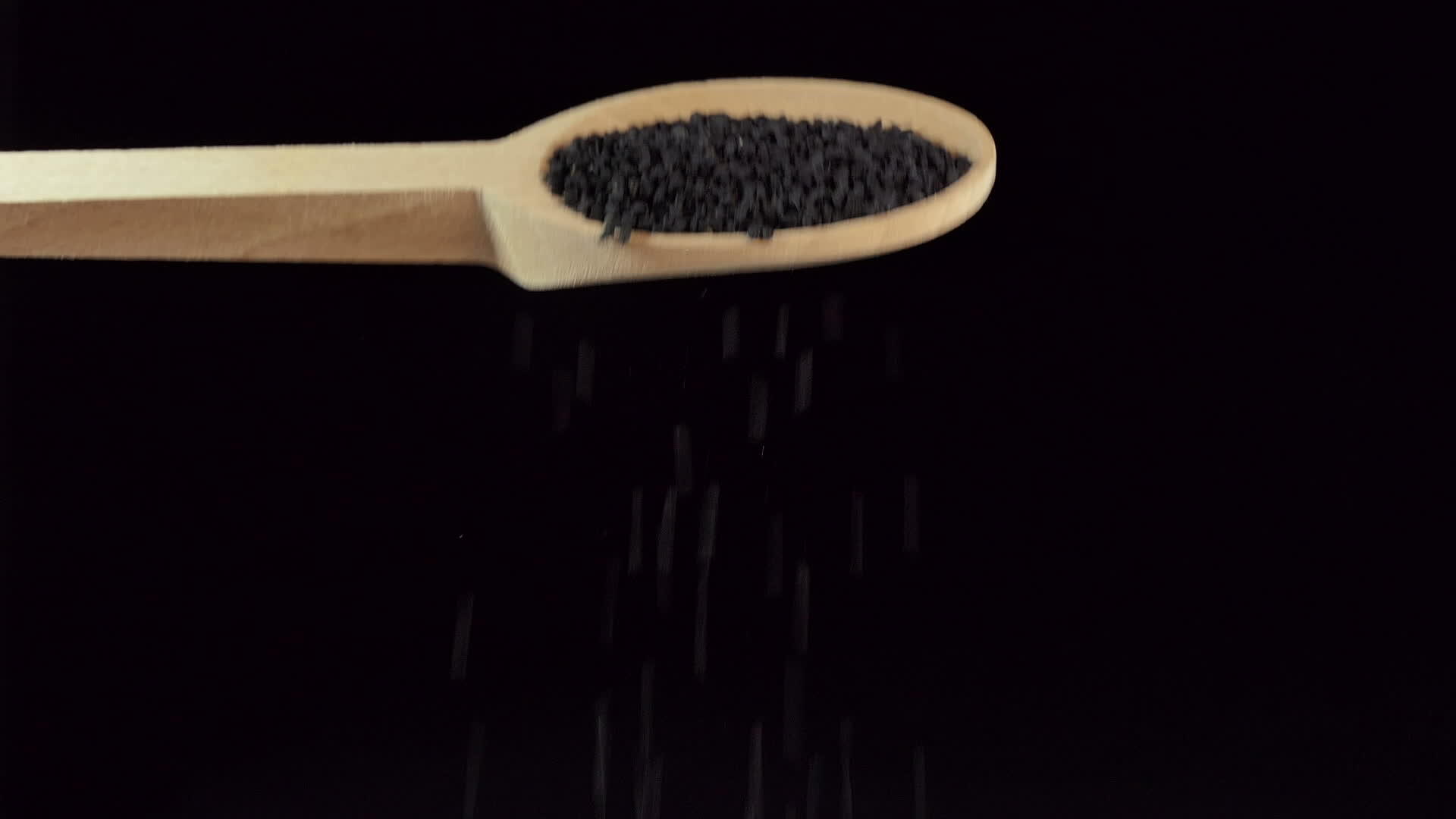 一勺尼格拉籽香料和食品原料视频的预览图