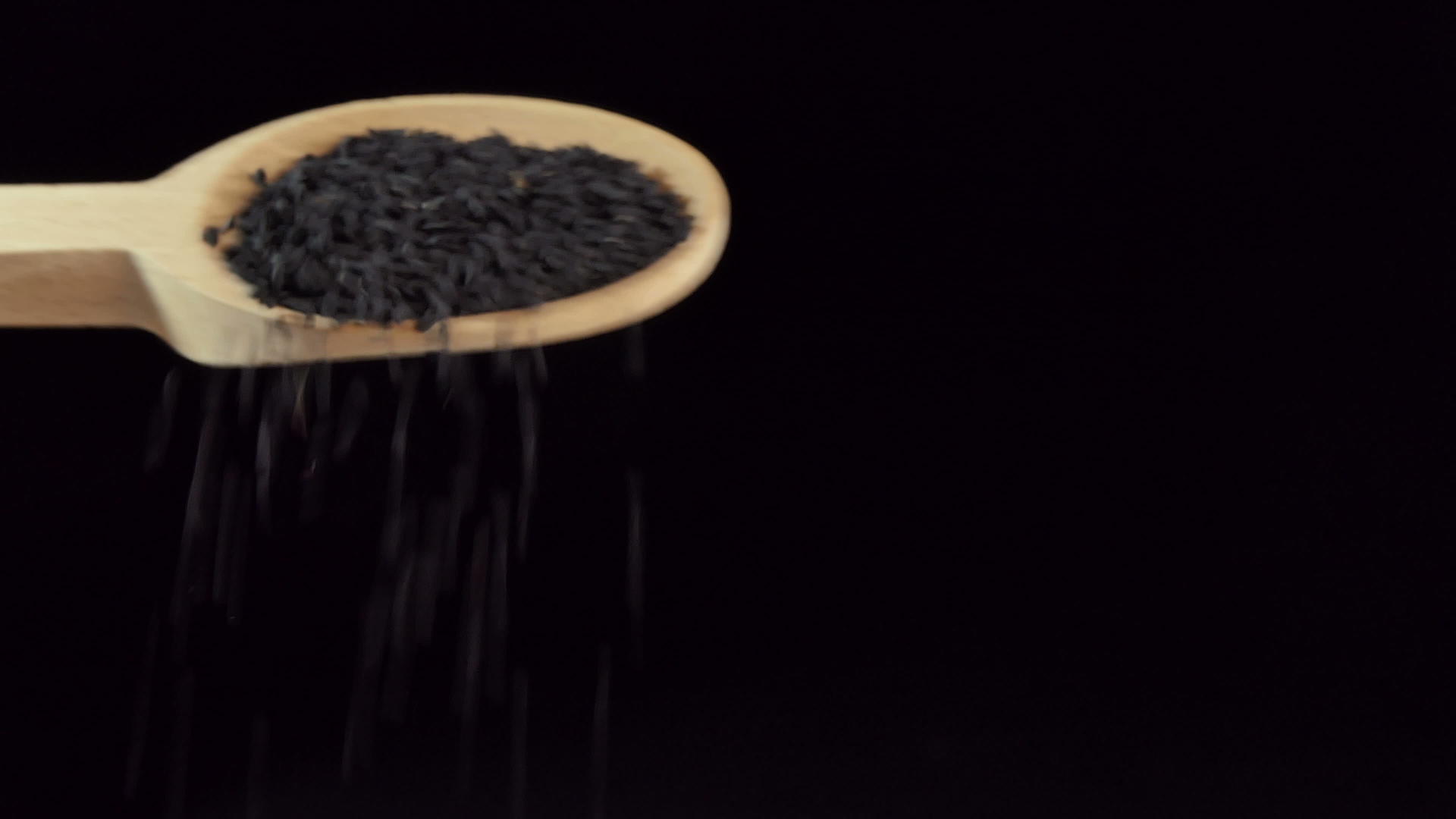 一勺尼格拉籽香料和食品原料视频的预览图