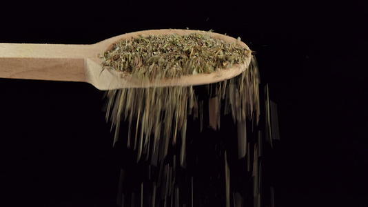 一勺干燥的胸腺草药和食物成分视频的预览图