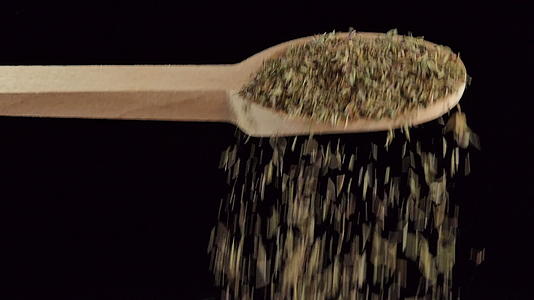 一勺干燥的胸腺草药和慢动作的食物成分视频的预览图