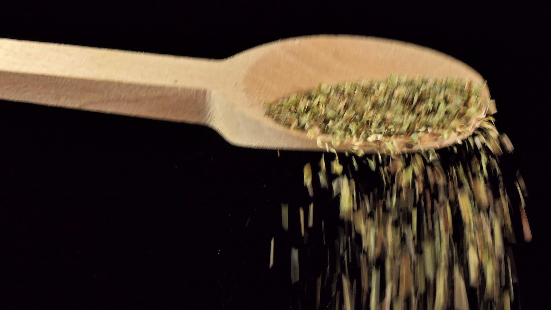 一汤匙牛油草香料和食品成分视频的预览图