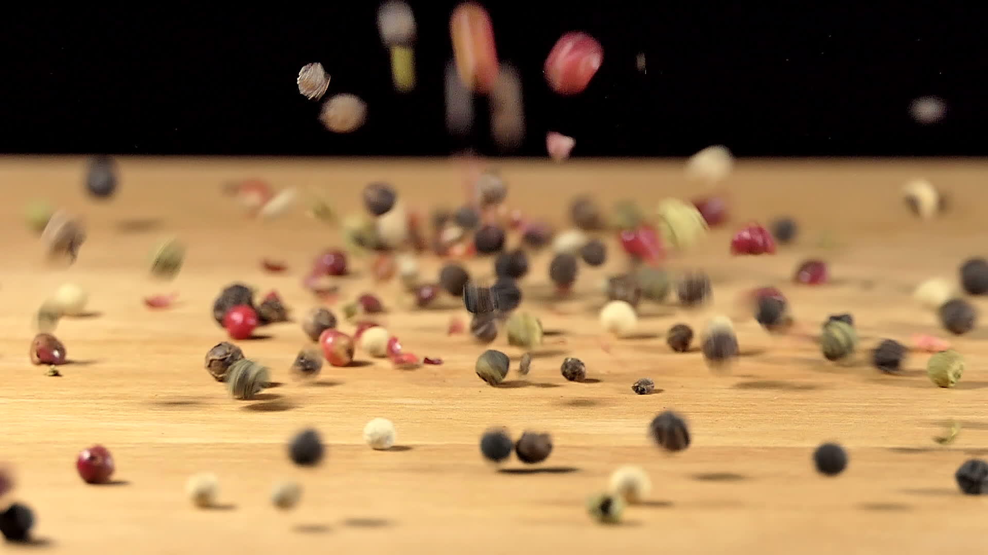 彩色辣椒胡椒喷在木板上视频的预览图