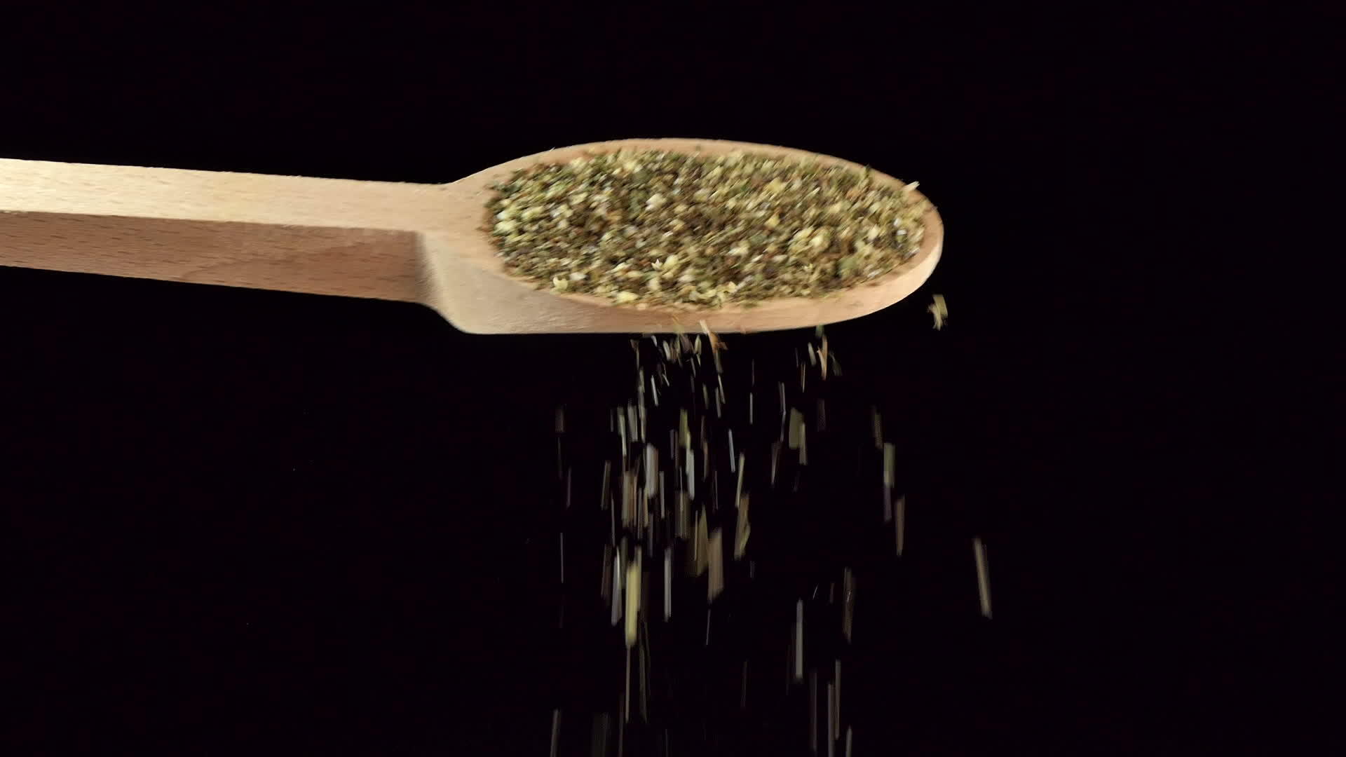 一勺绿色香料混合物或薄荷香料和食品原料视频的预览图
