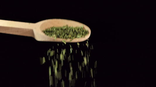 一勺叶香料和食品原料一勺叶香料视频的预览图