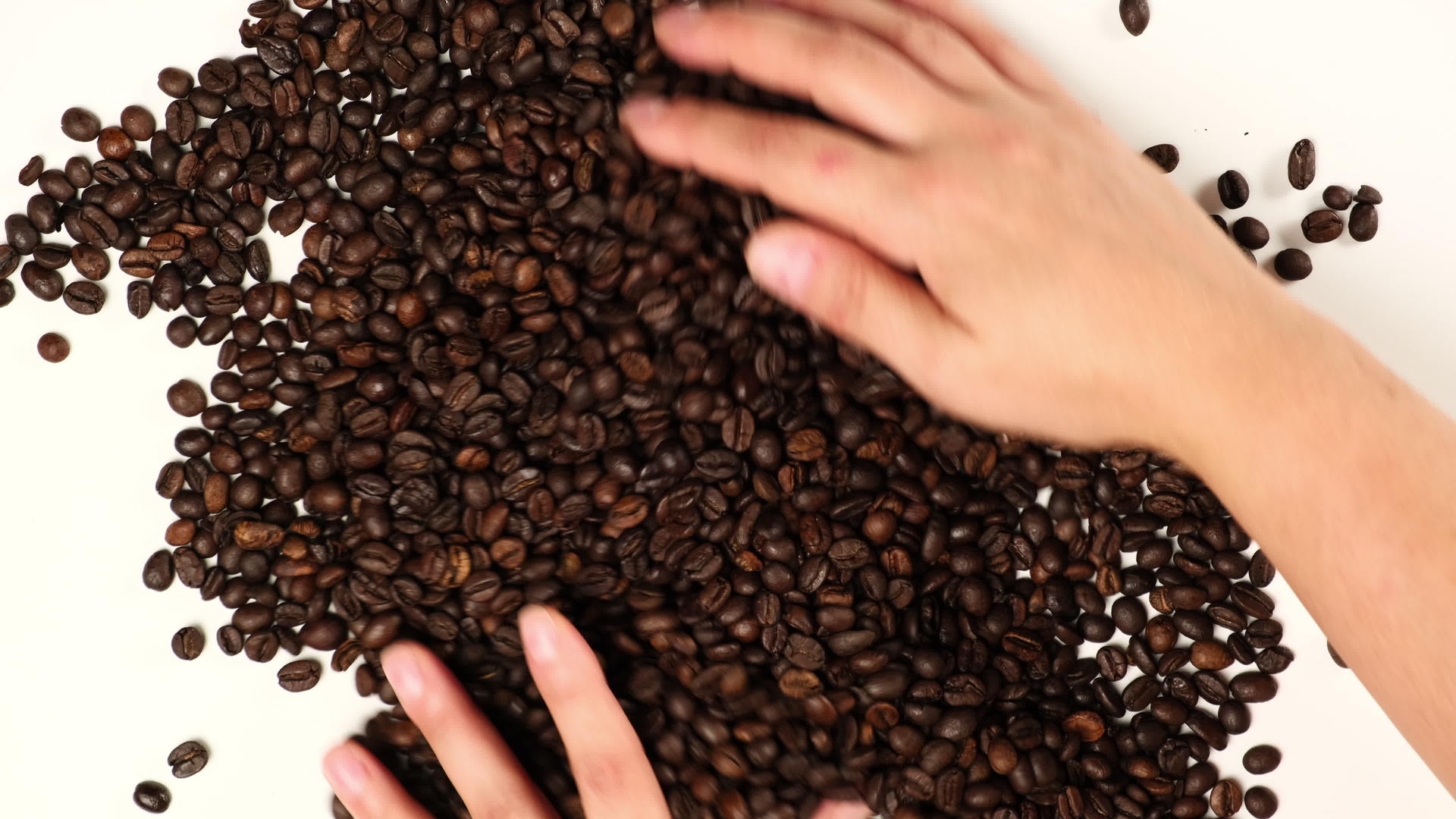 烤棕色咖啡豆女性手视频的预览图