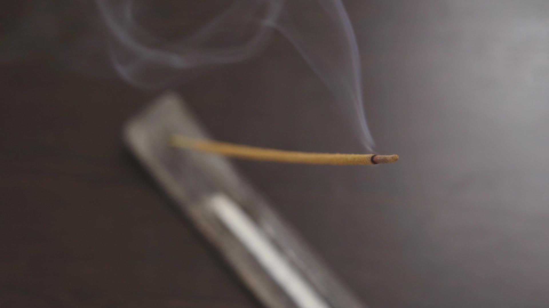 香棒在阳台的木桌上抽烟气味来自昆虫视频的预览图