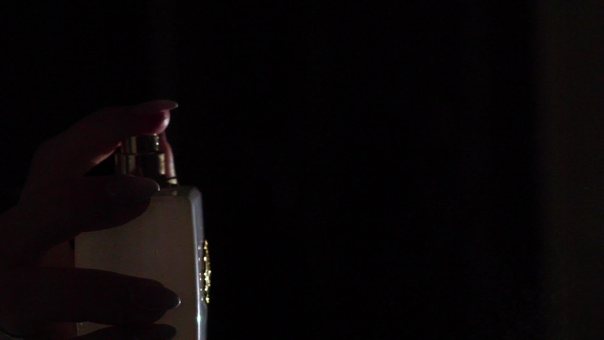 喷香水瓶玻璃视频的预览图