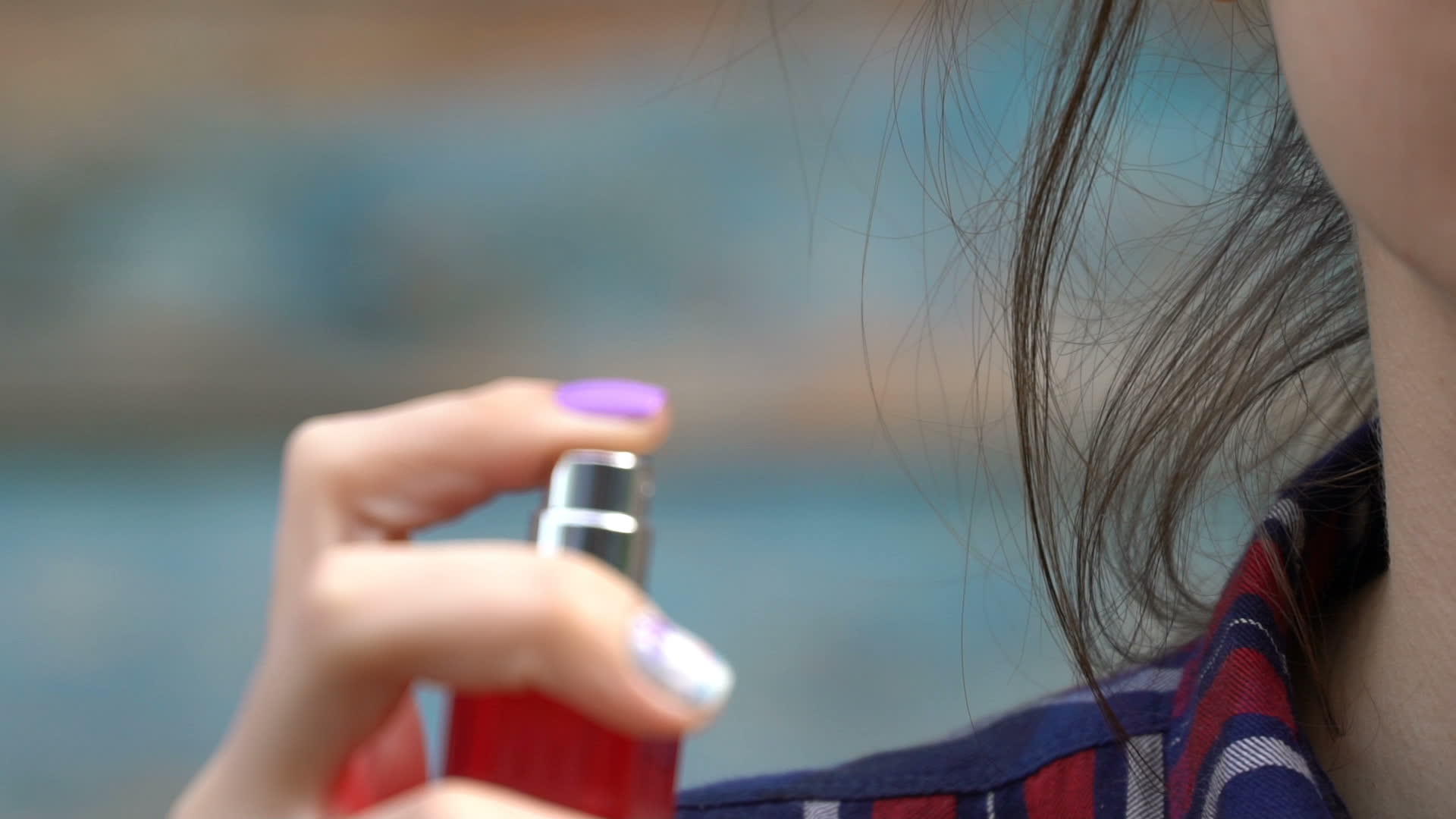 年轻女性在脖子上喷香水视频的预览图