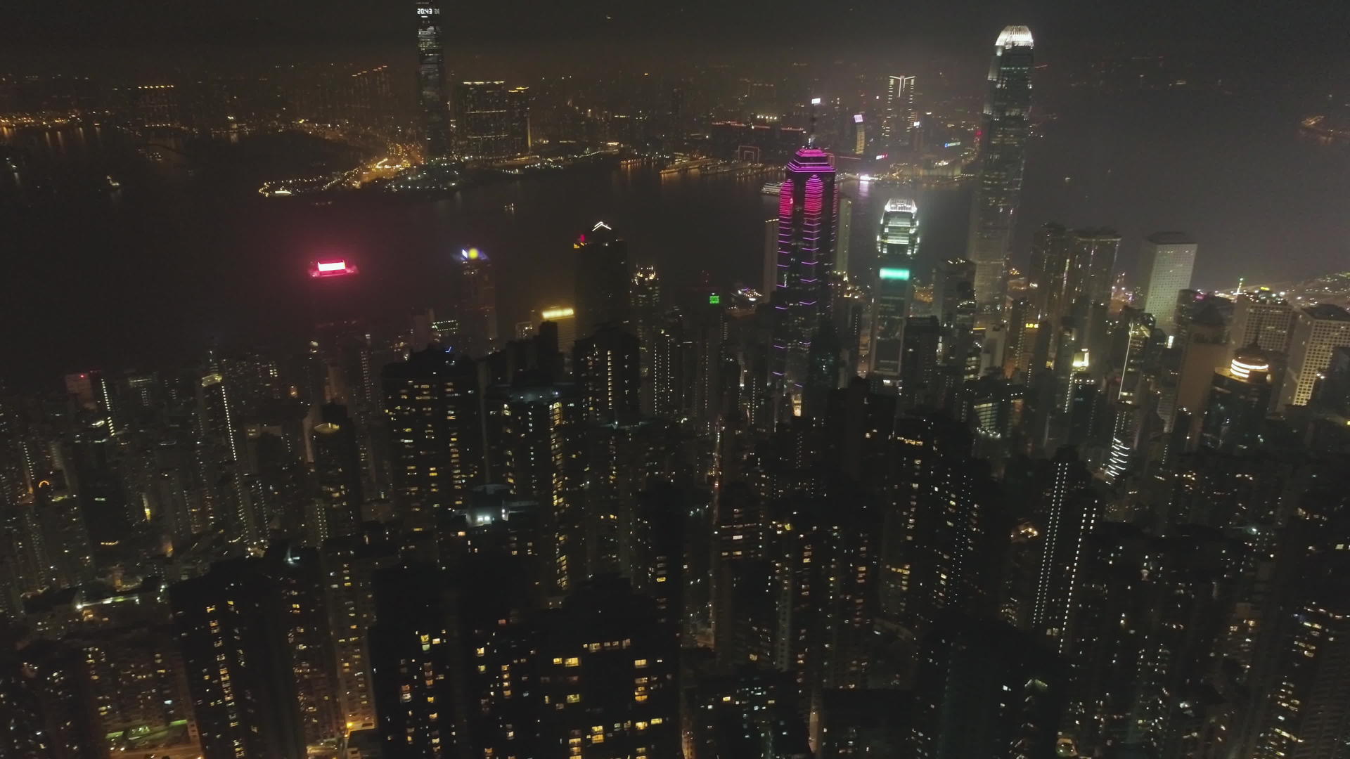 香港天际线和维多利亚港在无人机侧面飞行摄像机鸟瞰图视频的预览图