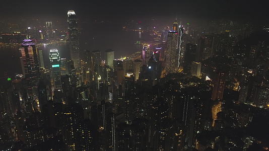 香港天际线和维多利亚港无人机向前飞行视频的预览图