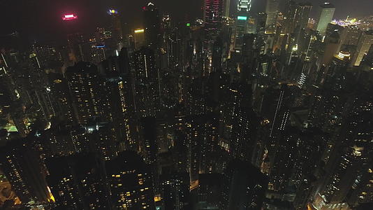 夜间香港住宅的高层建筑从上到下垂直地看着无人机向前飞行视频的预览图