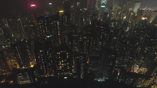香港住宅楼在夜间从上到下垂直观察无人驾驶飞机视频的预览图