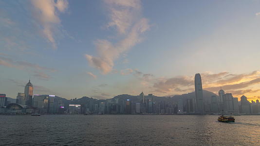 香港天际线和胜利港在日落时间已经过去视频的预览图