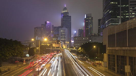 汽车交通时间太长晚上照亮了香港的风景视频的预览图