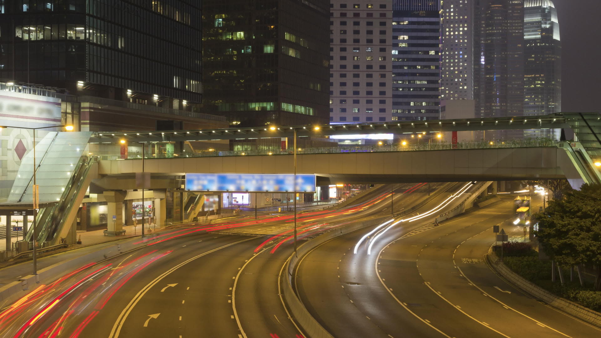 长时间的汽车交通和行人过境照亮了香港的城市景观Hong视频的预览图