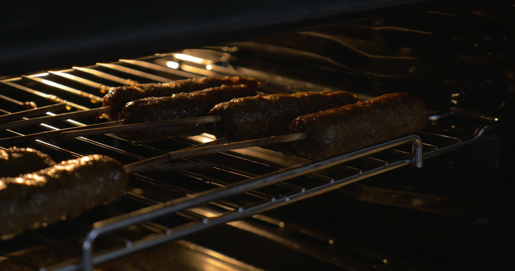 烤炉里的烤香肠视频的预览图