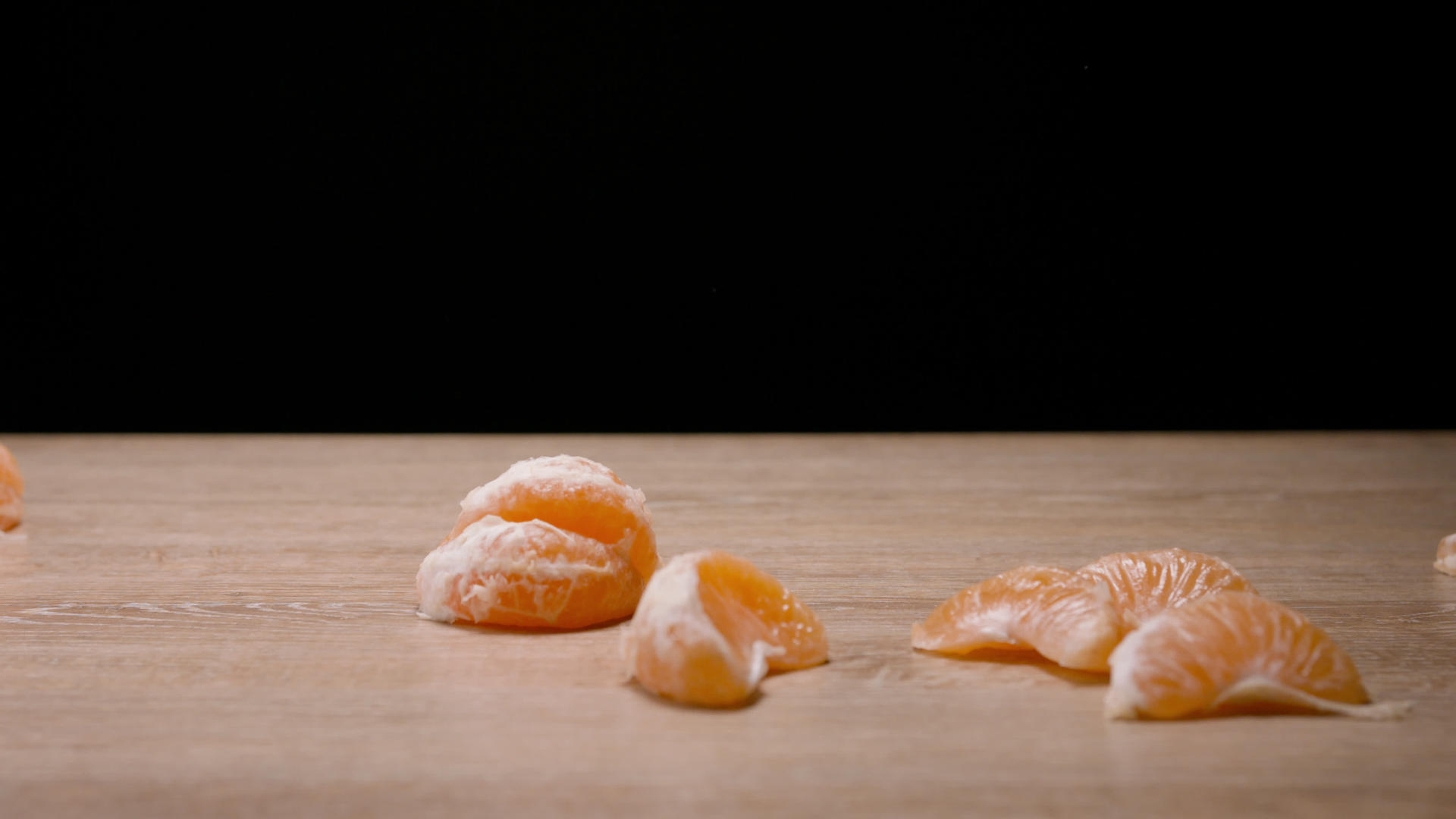橘子片从木桌上滑下来关上了视频的预览图