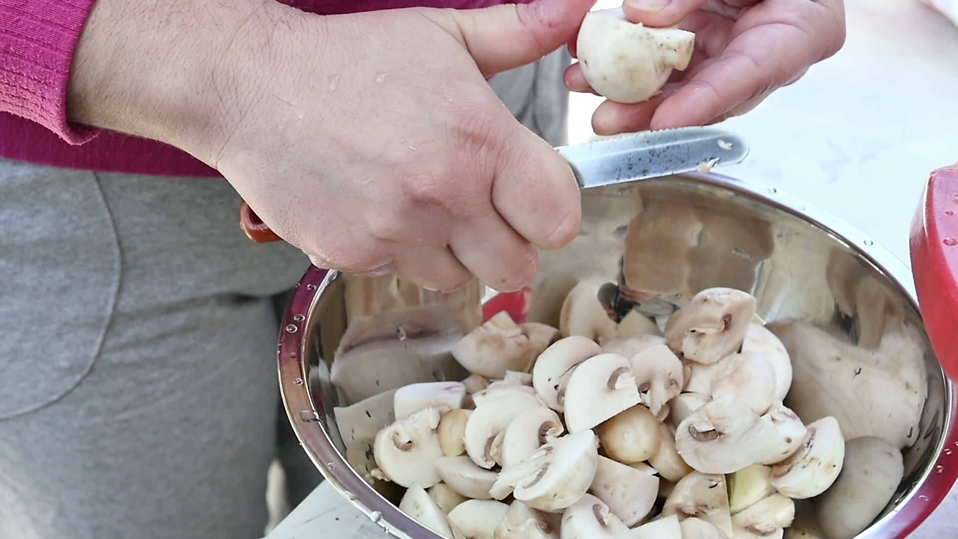 慢动作切蘑菇视频的预览图