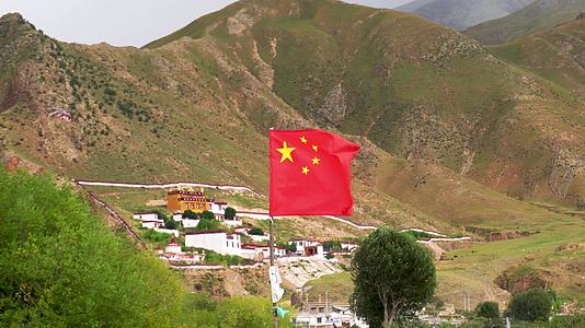 藏区飘扬的红旗视频的预览图