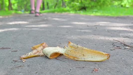 香蕉皮在街上扔垃圾一个坏男孩走了倒在路边的泥地上结果他在到街上视频的预览图