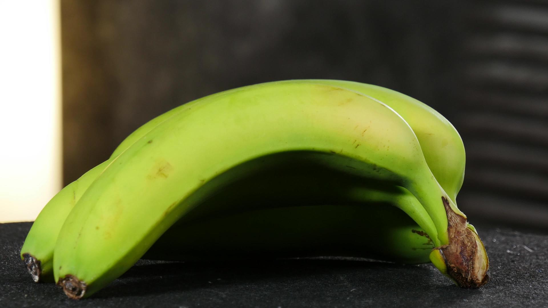 美味的有机香蕉旋转视频的预览图