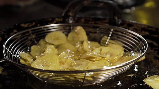 香蕉片在油腻的平底锅上油炸制作泰国甜点视频的预览图