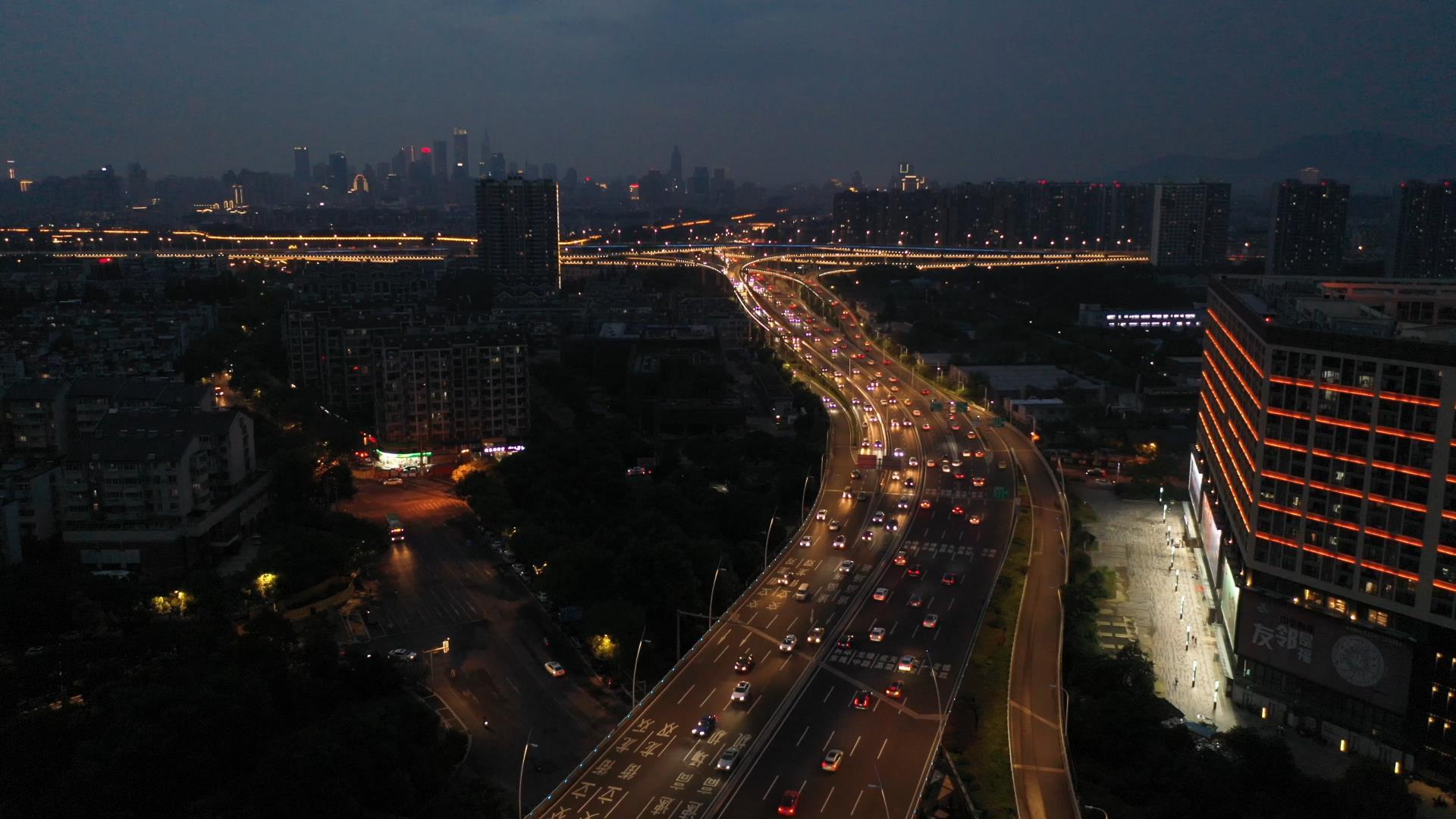 南京卡子门高架交通车流航拍4K城市建筑群夜景视频的预览图