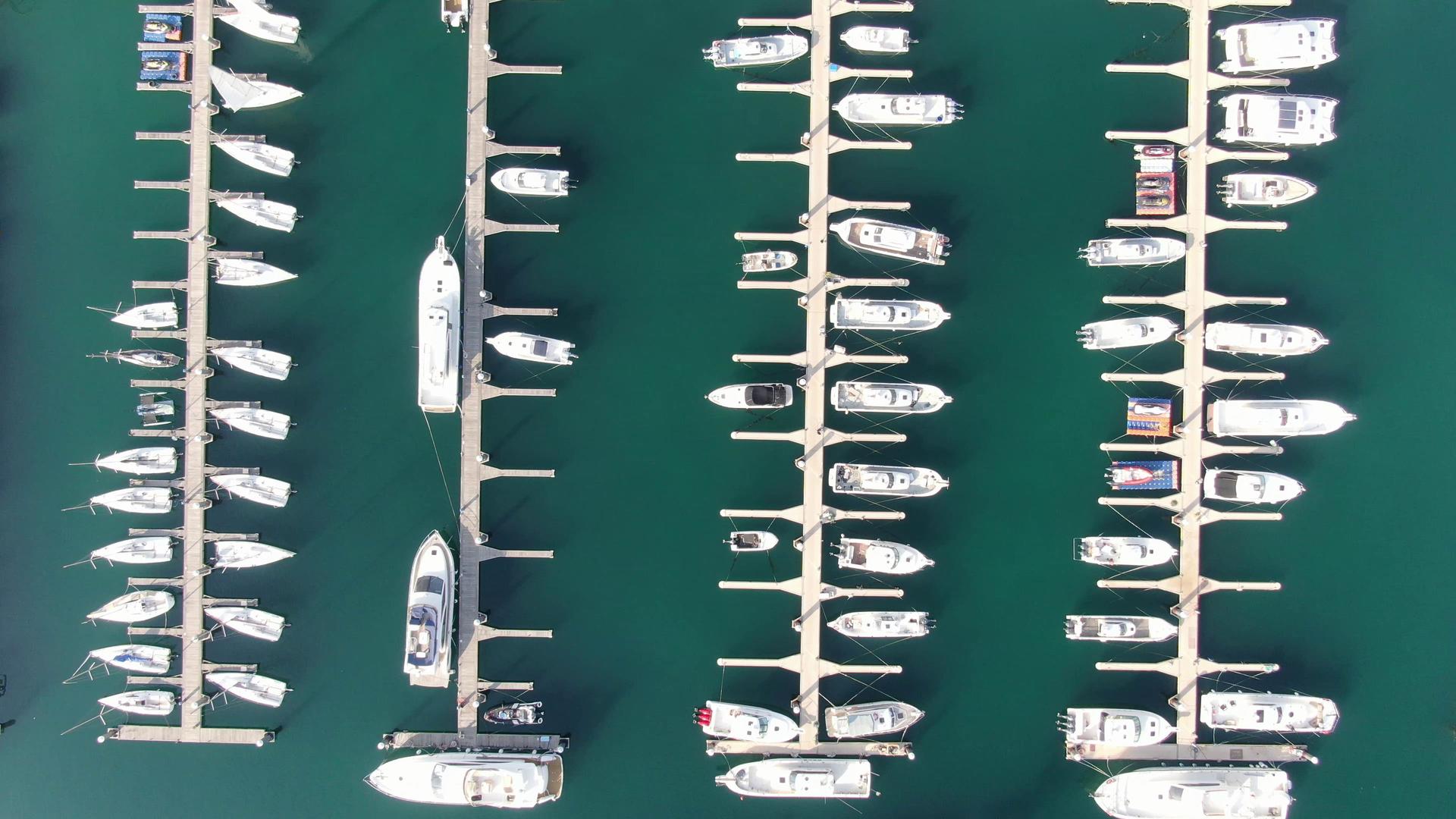 4K俯拍海上游艇码头视频的预览图