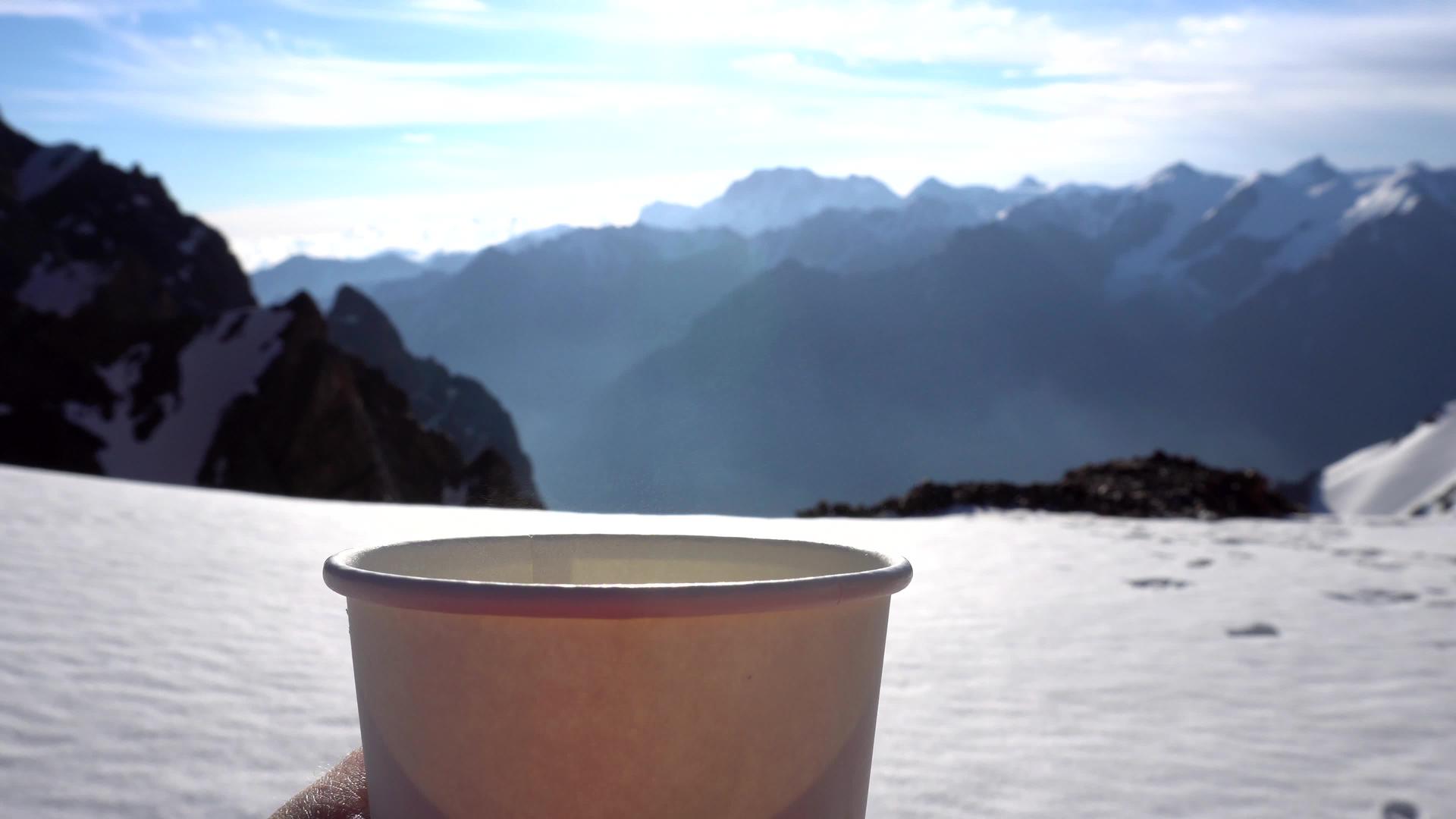 山上的一杯热茶蒸汽视频的预览图