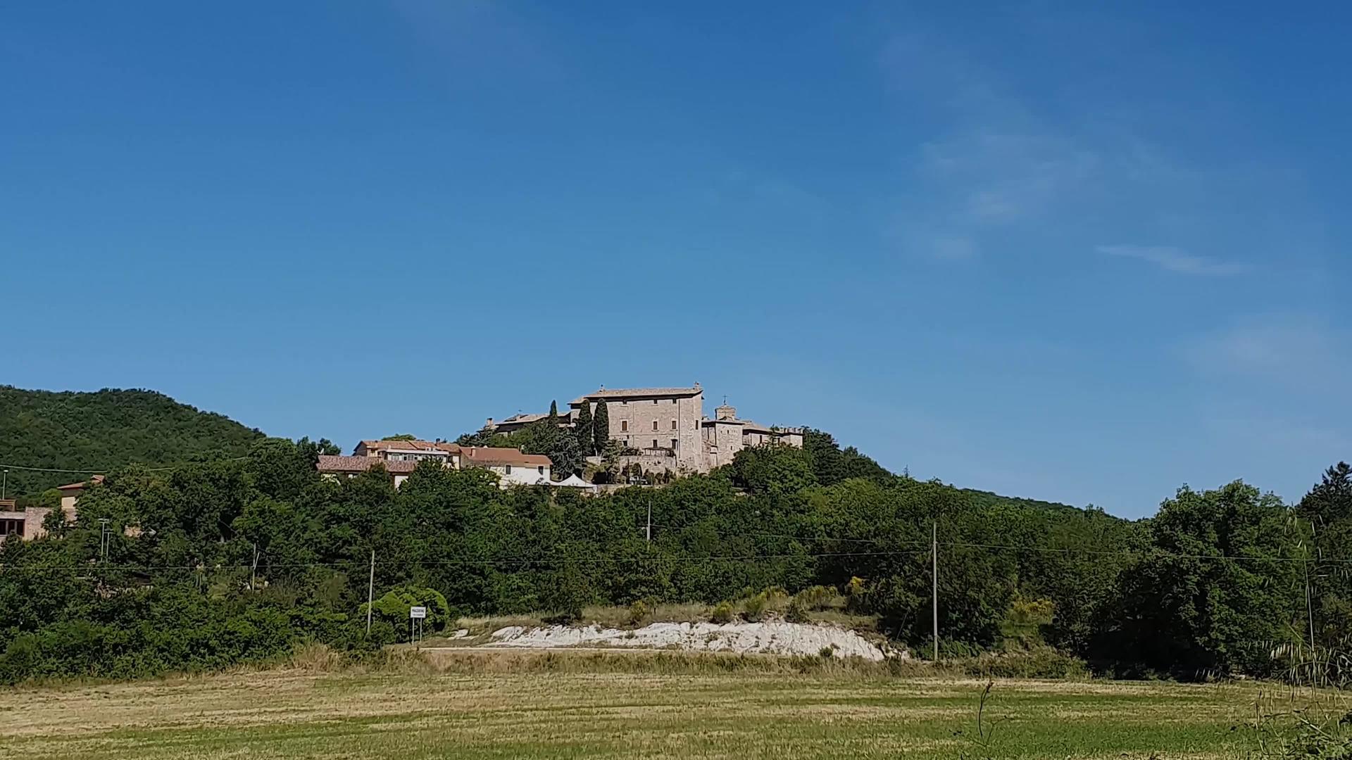 古老的马赛里诺村位于山顶视频的预览图