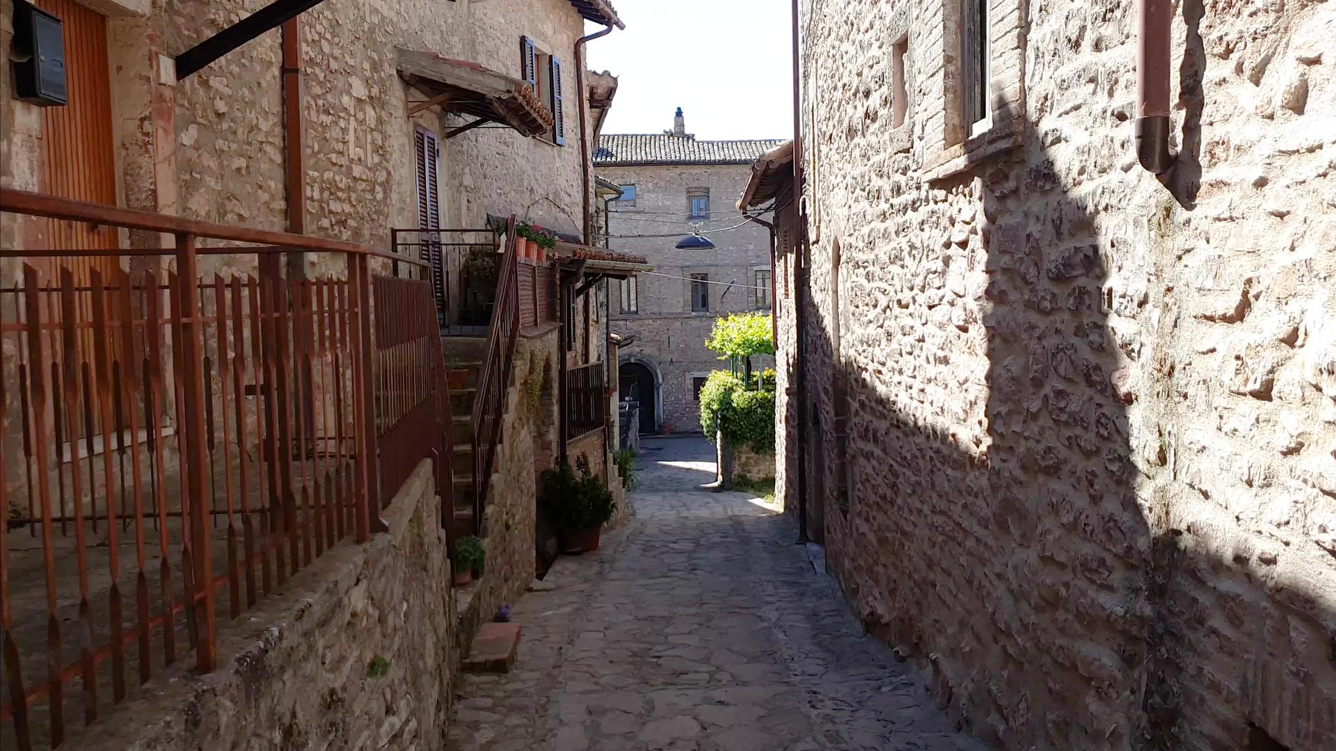 马赛里诺村内部道路视频的预览图