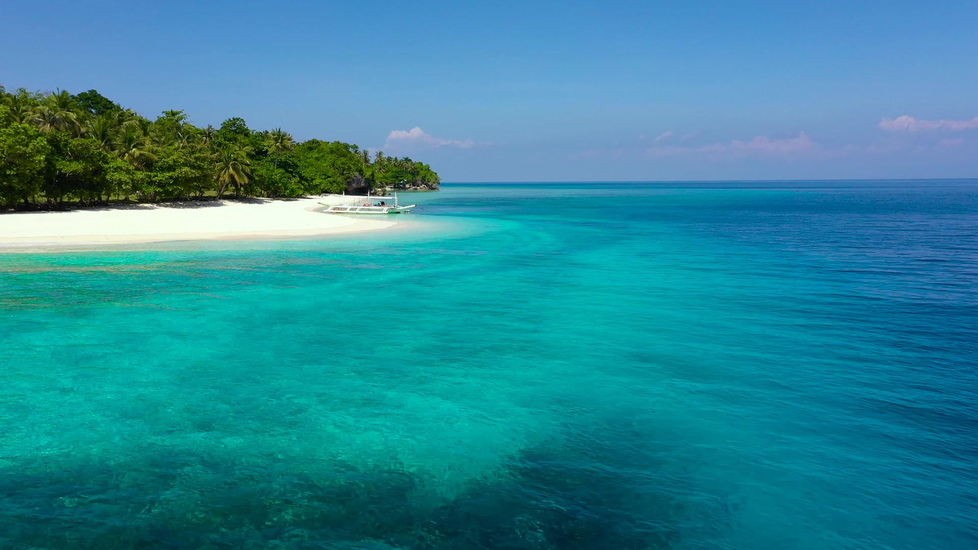 热带岛屿有白色海滩、马哈巴岛、菲利平斯岛、绿色宝石环礁湖和绿色宝石环礁湖视频的预览图