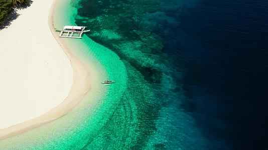 热带岛顶部风景白色沙滩马哈巴岛菲利平斯岛视频的预览图