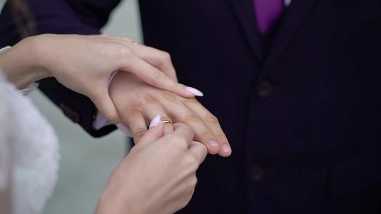 新娘和新郎在婚礼上交换了一对可爱的结婚戒指视频的预览图
