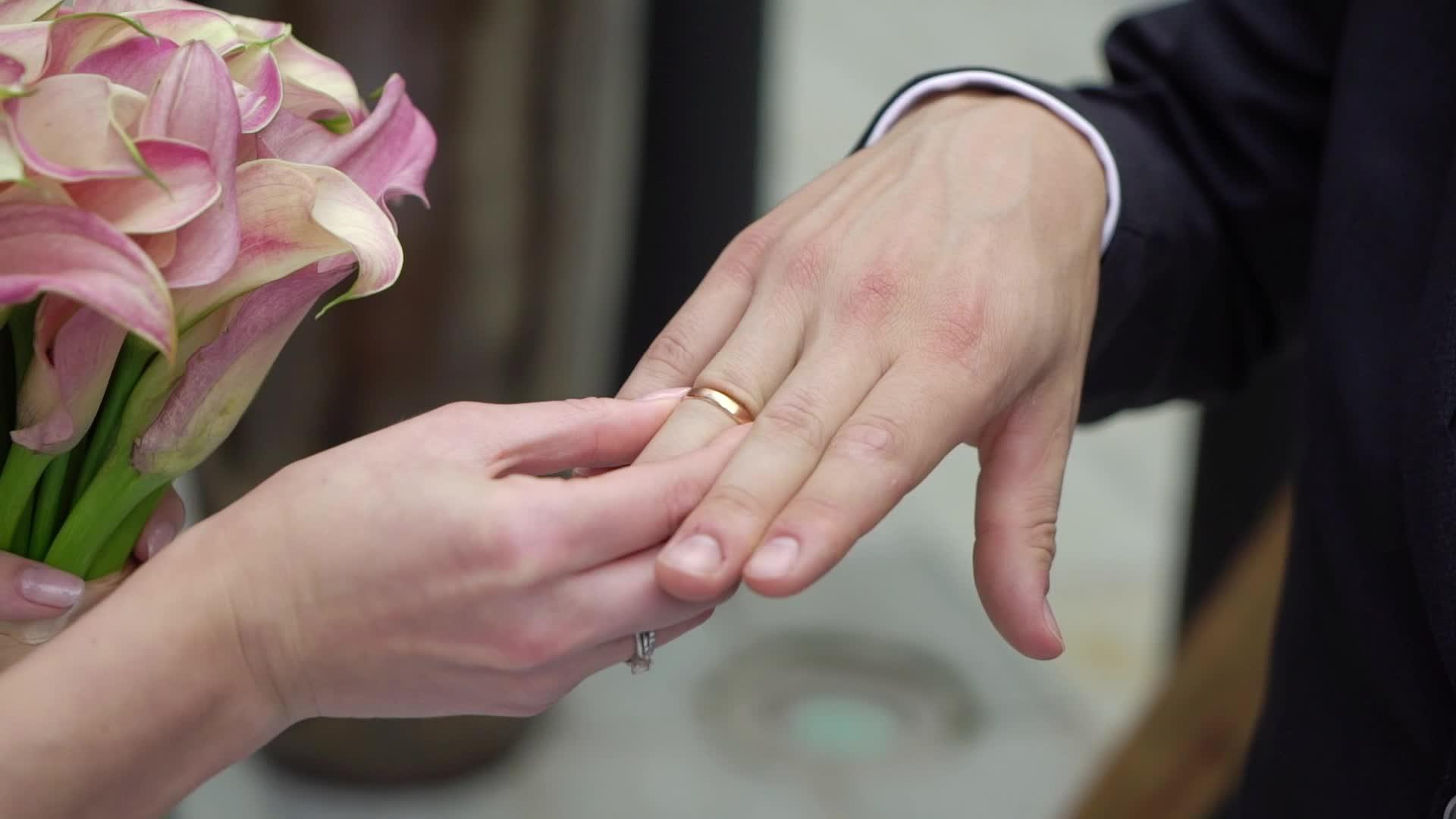 新娘和新郎在婚礼上交换了一对可爱的结婚戒指视频的预览图
