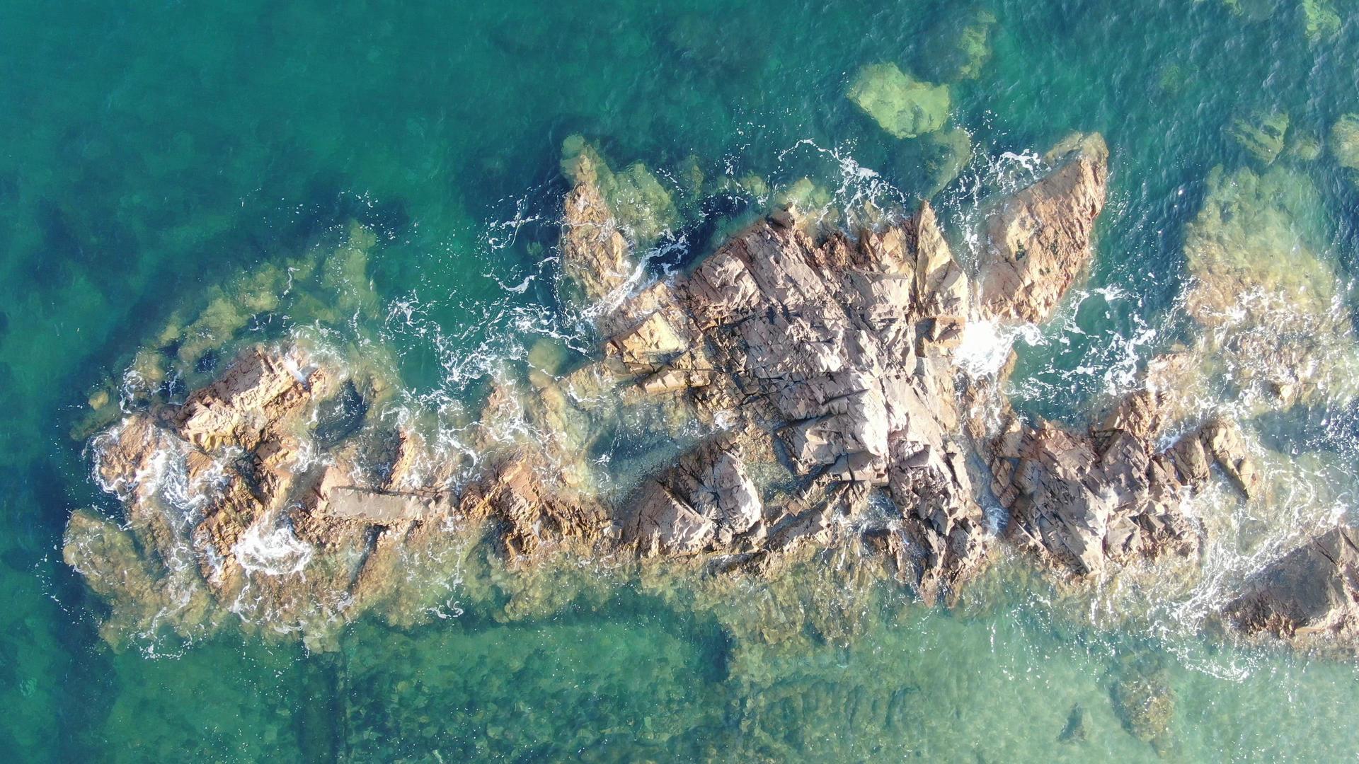 4K航拍唯美蓝色海洋礁石视频的预览图