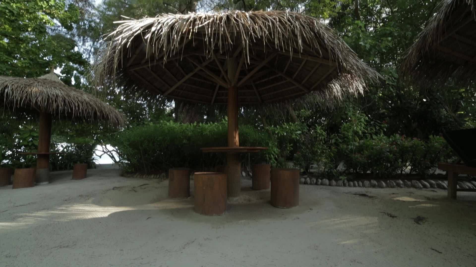 岛上有一个带家具和阳伞的小马桶视频的预览图