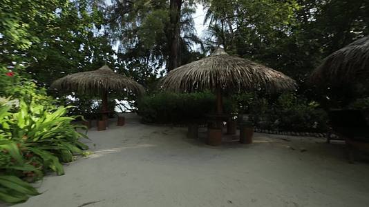 岛上有一个带家具和阳伞的小酒吧视频的预览图