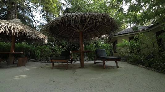 岛上有一个带家具和阳伞的小酒吧视频的预览图