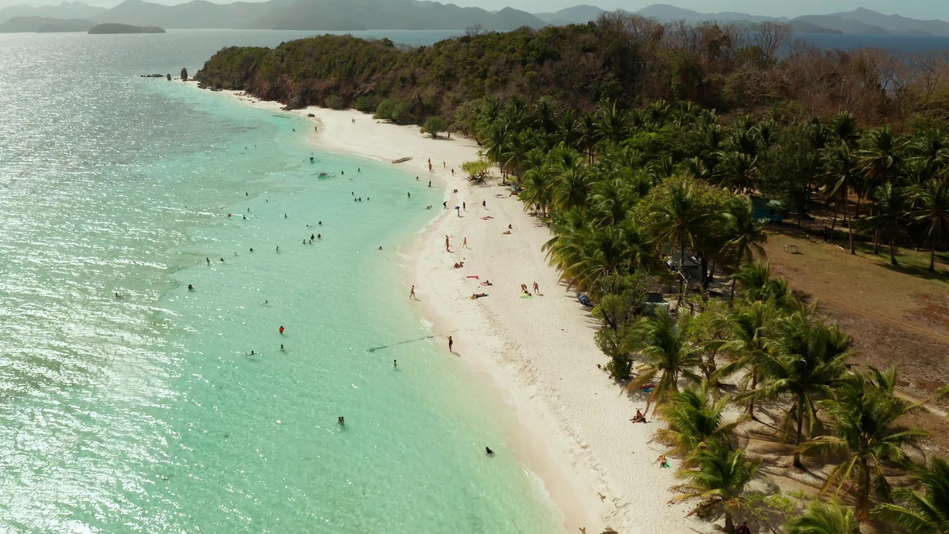 白沙滩顶部的风景视频的预览图