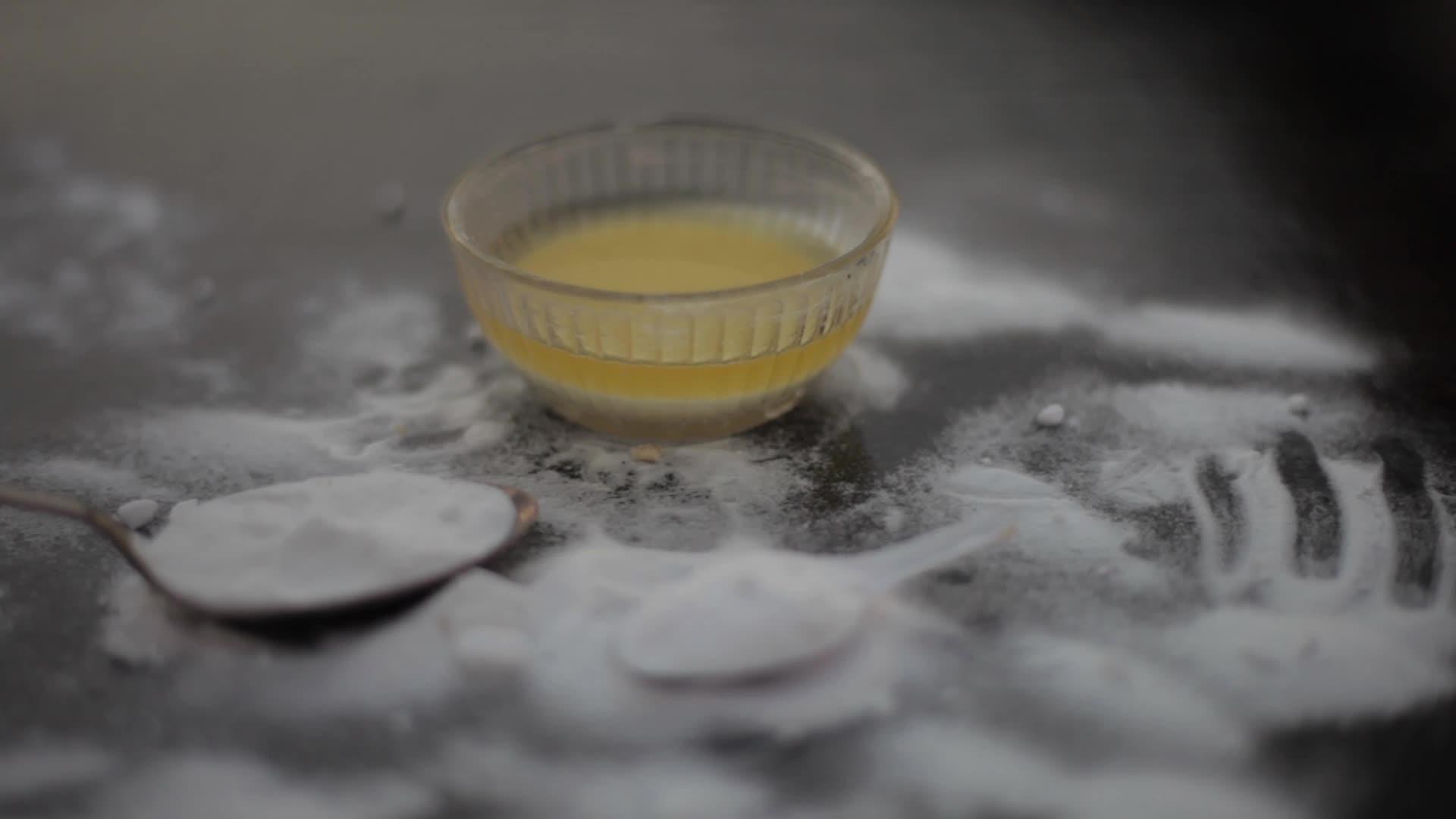 在木材表面的玻璃碗中使用苏打水面罩同时使用苏打蒸汽粉和蜂蜜视频的预览图