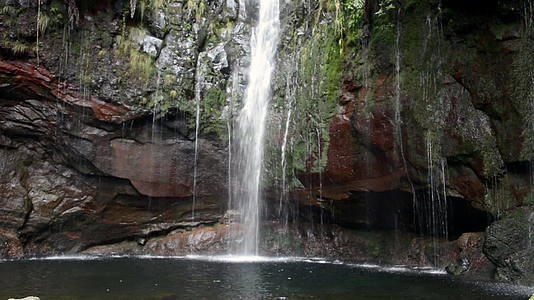 玛迪耶拉岛瀑布视频的预览图