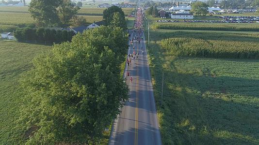 夏天的清晨节日开始了半马拉松的空中风景视频的预览图