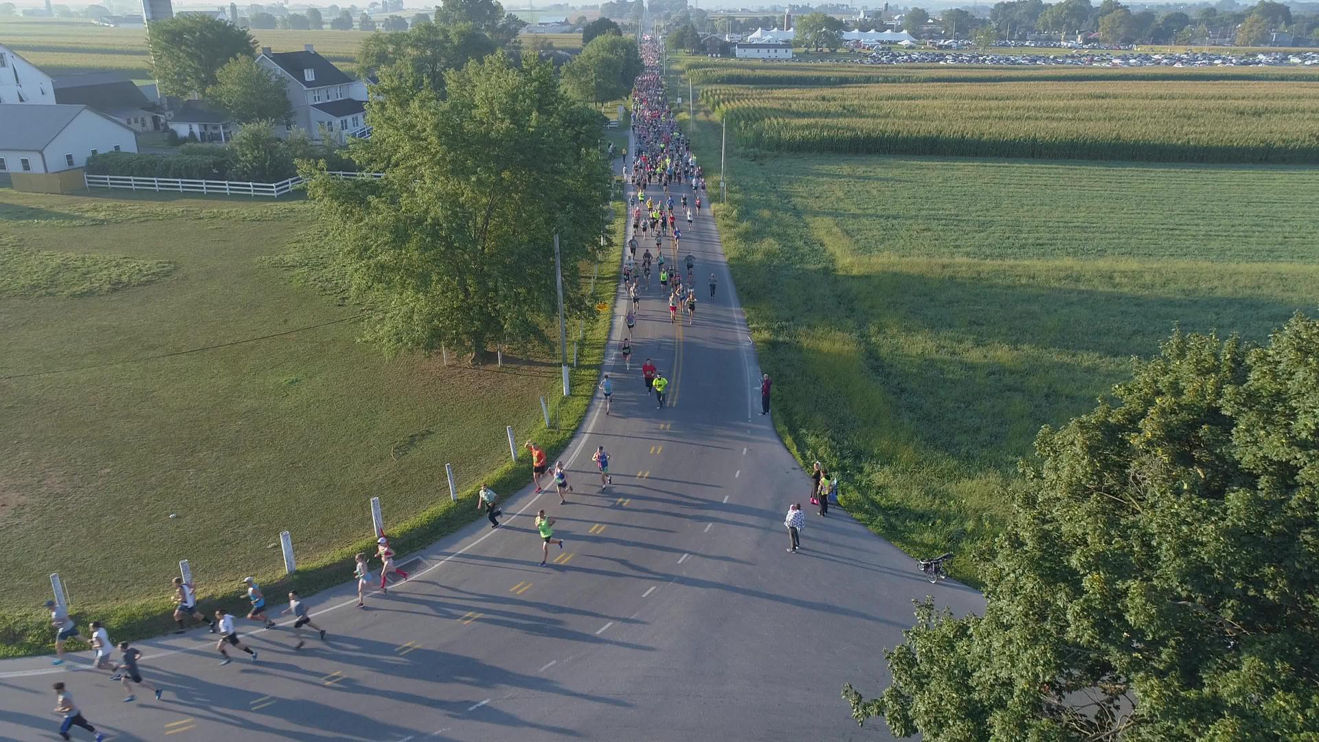 半马拉松在阿米什国家夏天的早晨开始了视频的预览图