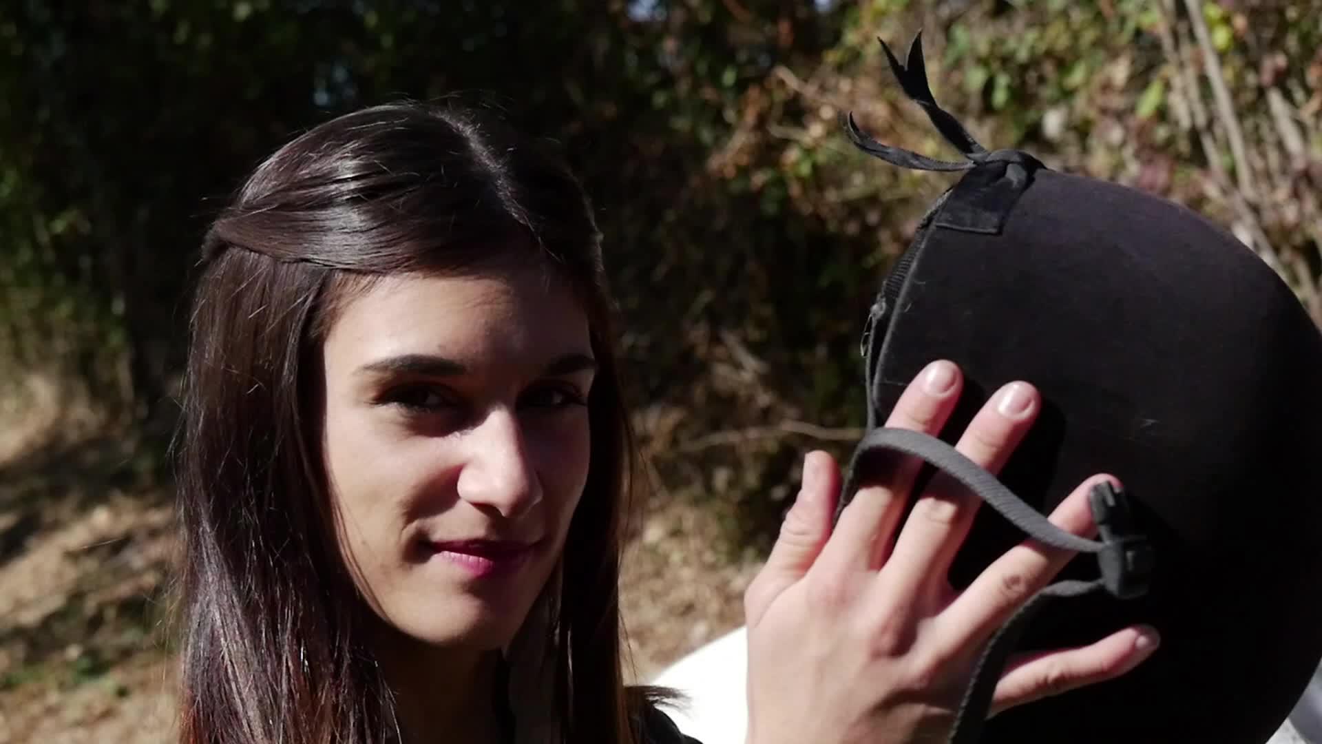 年轻的骑头盔的年轻骑手女性视频的预览图
