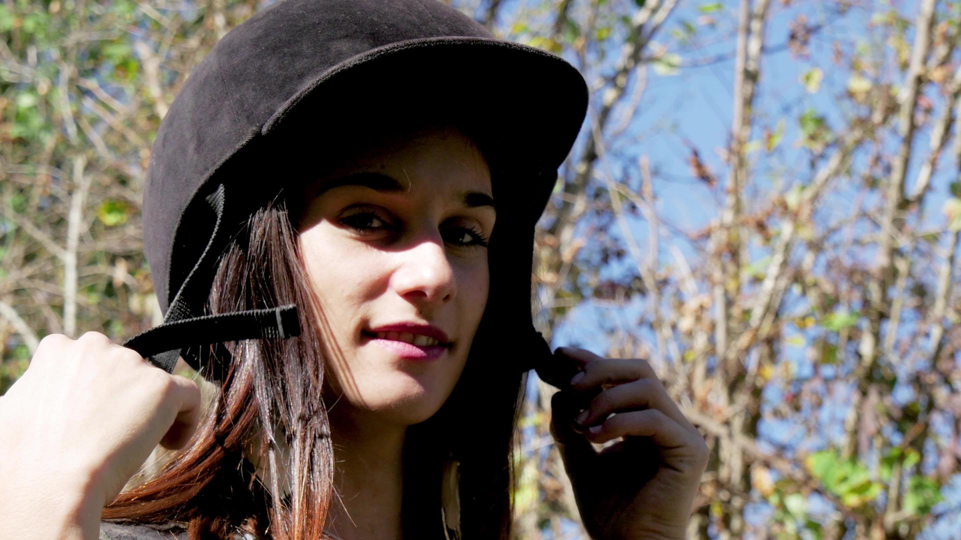 年轻的骑头盔的年轻骑手女性视频的预览图