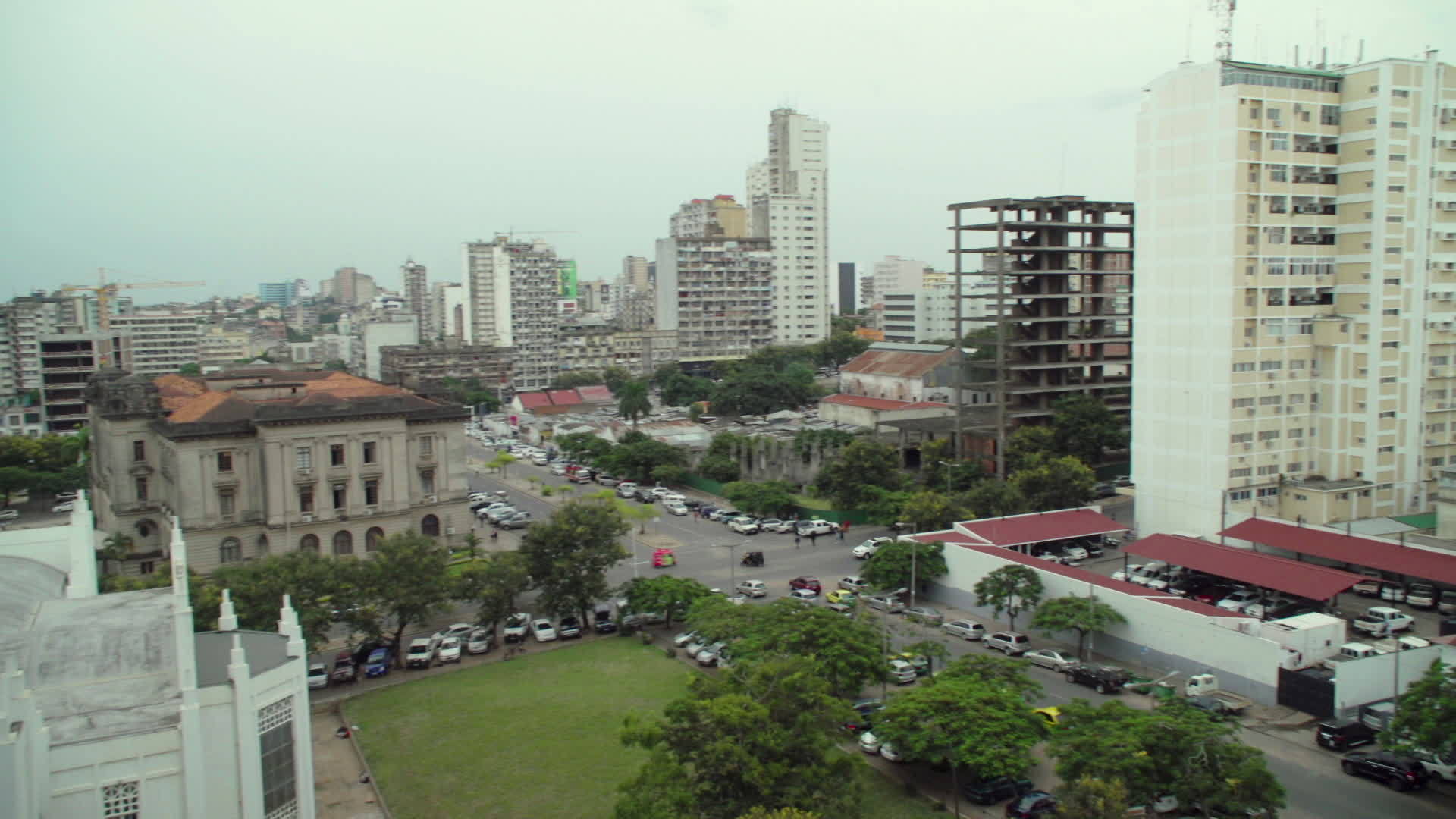 位于Mozambique首都的Maputo市上空的视频的预览图